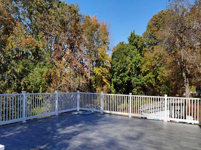 Dec Tec Oxidized Oak 60 Mil Deck With Rdi White Railing System